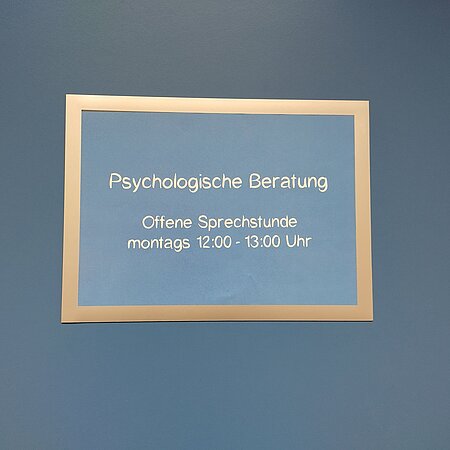 Schild mit der Aufschrift "Psychologische Beratung"
