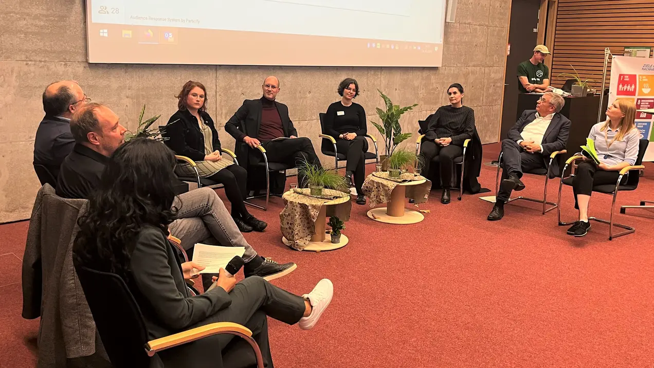 Teilnehmende der interaktiven Talkrunde sitzen in einem geöffneten Stuhlkreis 