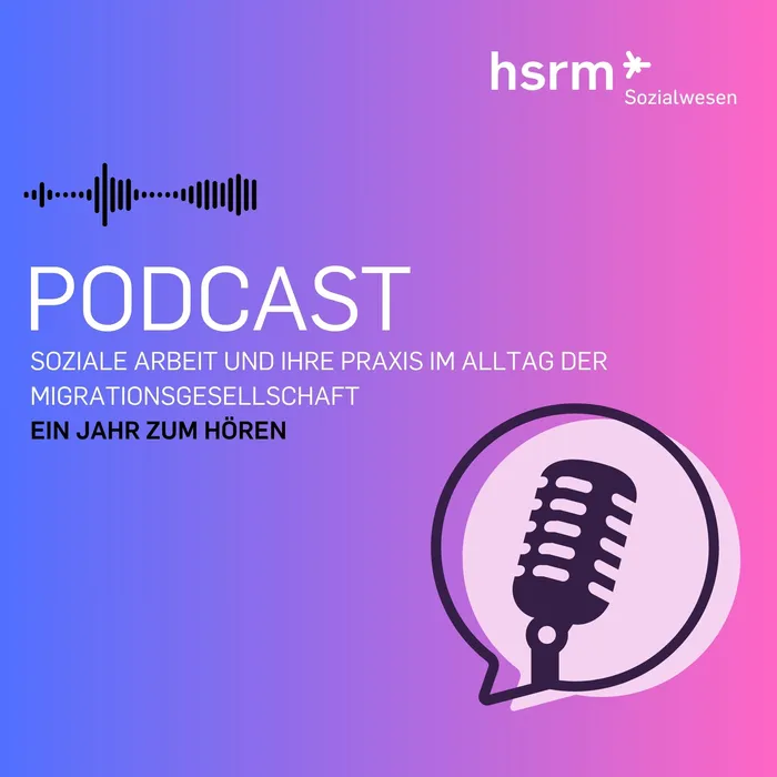 Ein Podcast über soziale Arbeit und deren Praxis im Alltag der Migrationsgesellschaft. Der Titel lautet "Ein Jahr zum Hören". Das Logo zeigt ein Mikrofon und akustische Wellen, und das Design ist in lila und rosa Farbverläufen gehalten.