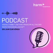 Ein Podcast über soziale Arbeit und deren Praxis im Alltag der Migrationsgesellschaft. Der Titel lautet "Ein Jahr zum Hören". Das Logo zeigt ein Mikrofon und akustische Wellen, und das Design ist in lila und rosa Farbverläufen gehalten.