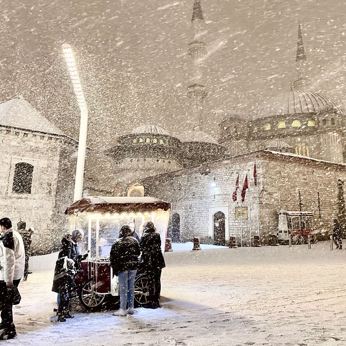 Clara Draskoczy Eine Moschee im Schneegestöber