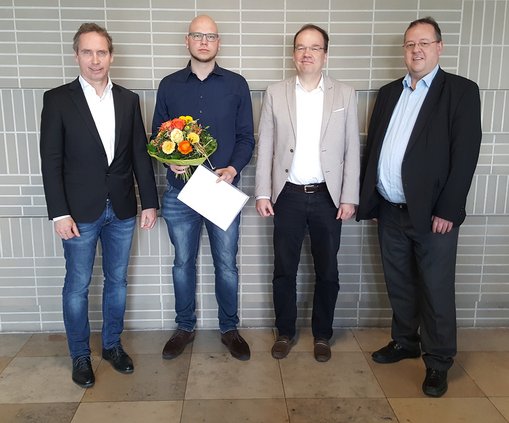 Prof. Dr. Christian Glockner, Preisträger des GFI-Preisträger Benjamin Rähmer, Prof. Dr. Georg Fries und Dr. Udo Ahlheim  © Hochschulkommunikation | Hochschule RheinMain