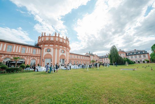 Abschlussfeier Media: Conception & Production im Schloss Biebrich.