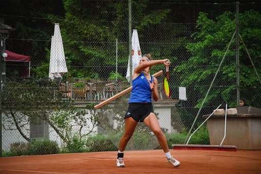 Eine Tennisspielerin in Aktion