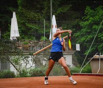 Eine Tennisspielerin in Aktion