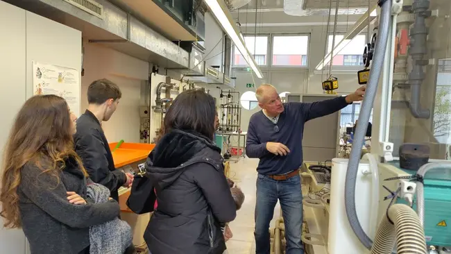 Teaching situation in process engineering lab.