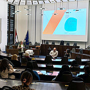Die Ringvorlesung Demokratie fand im Rathaus der Landeshauptstadt Wiesbaden statt