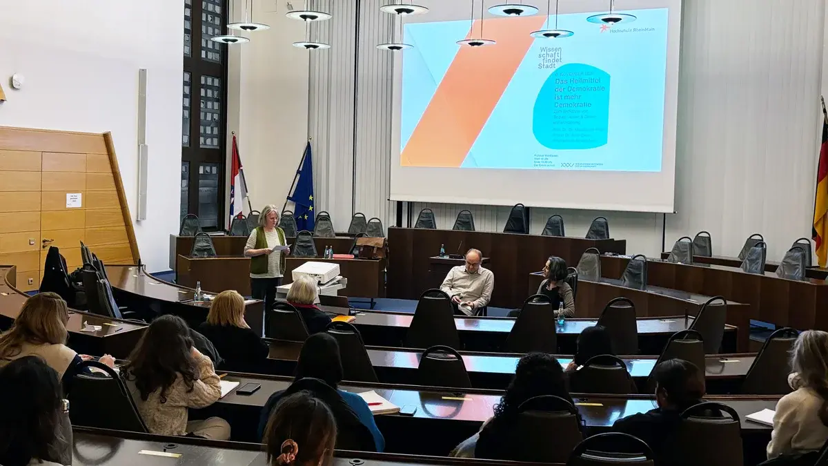 Die Ringvorlesung Demokratie fand im Rathaus der Landeshauptstadt Wiesbaden statt