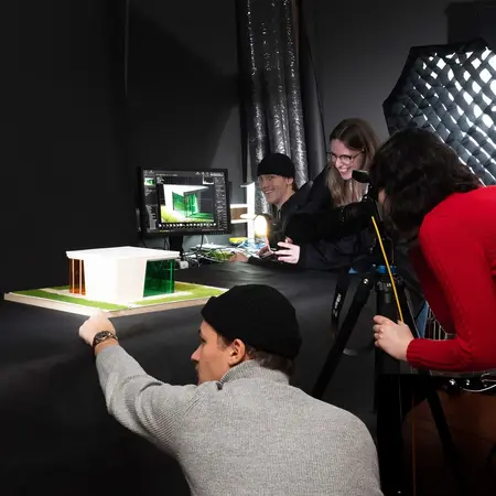 Studierende arbeiten in der Fotowerkstatt der Hochschule RheinMain.