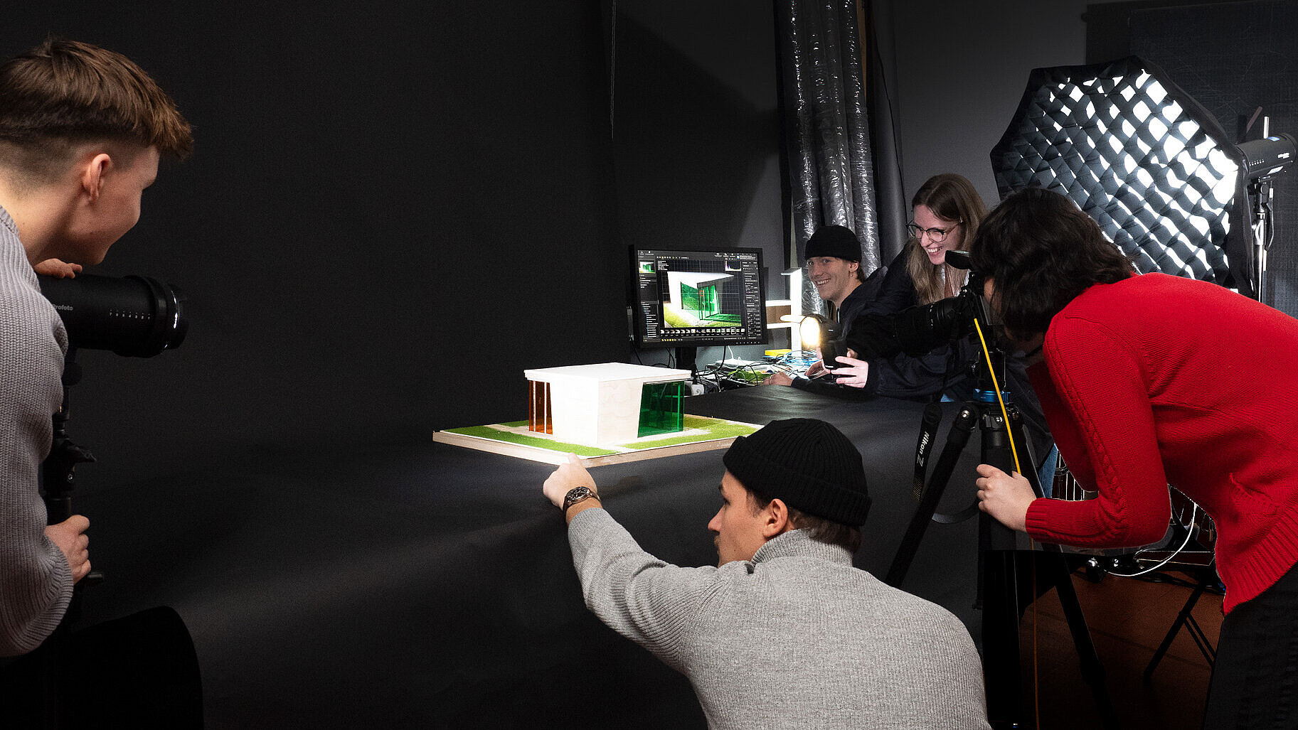 Studierende arbeiten in der Fotowerkstatt der Hochschule RheinMain.