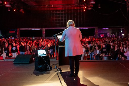 Prof. Dr. Eva Waller, Präsidentin der Hochschule RheinMain, steht während ihrer Begrüßung der Erstsemesterstudierenden auf der Bühne des Schlachthofs