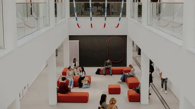 Das Gebäude L am Campus Kurt-Schumacher-Ring von innen