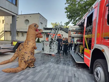 Dinos besuchen die Feuerwehrleute