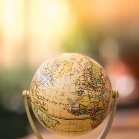 Globus auf einem Tisch, der von der Sonne beleuchtet wird.