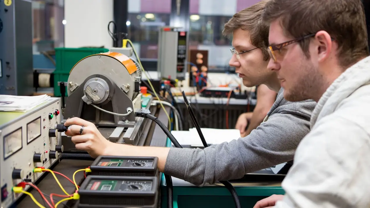 Studierende im Labor für Elektromaschinen und Antriebstechnik