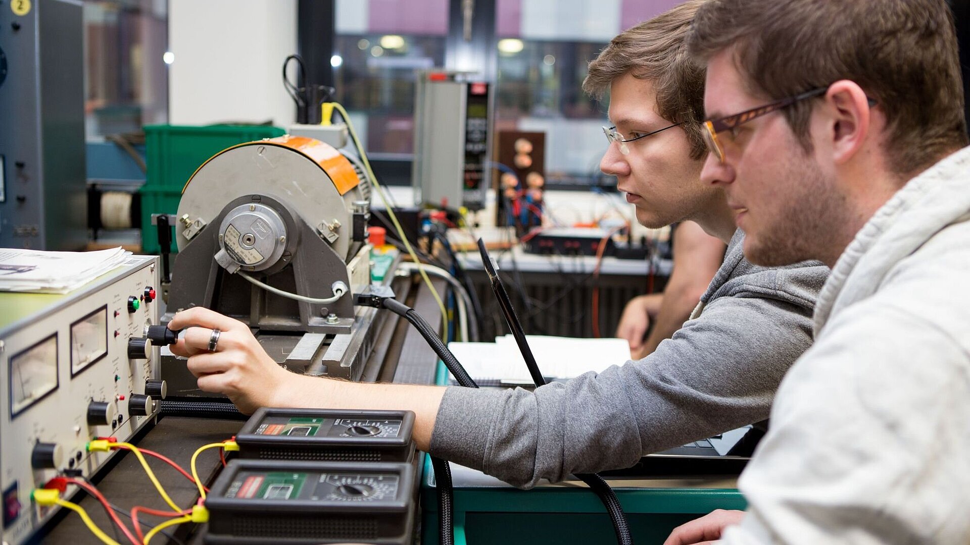 Elektromaschinen- und Antriebstechniklabor Studierende im Labor für Elektromaschinen und Antriebstechnik