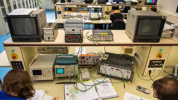 Studierende im Labor Fernsehmesstechnik