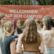 Schild Willkommen auf dem Campus