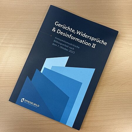 Buch mit dem Titel "Gerüchte, Widersprüche und Desinformation"