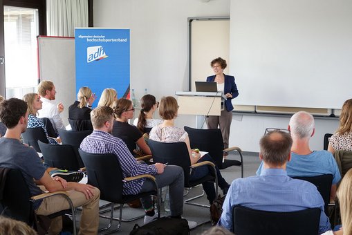 Vizepräsidentin Prof. Dr. Christiane Jost begrüßt die Teilnehmerinnen und Teilnehmer des adh-Netzwerktreffens an der Hochschule RheinMain