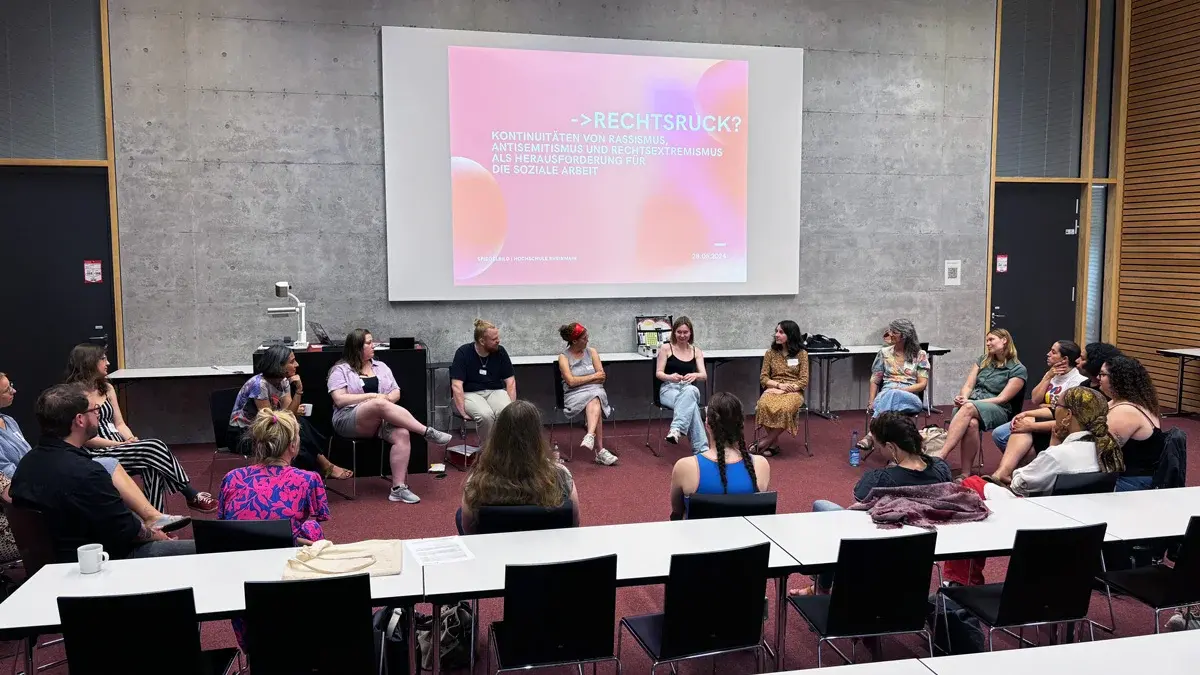Die Teilnehmer:innen des Workshops sitzen in einem Stuhlkreis