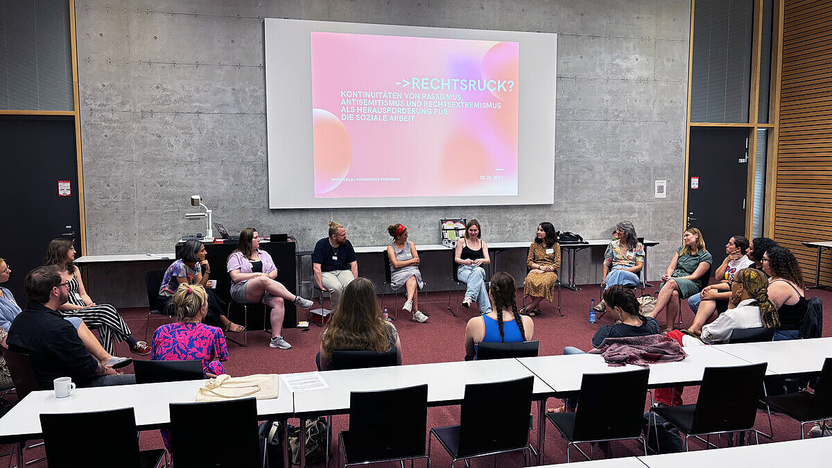 Die Teilnehmer:innen des Workshops sitzen in einem Stuhlkreis
