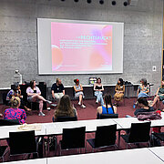 Die Teilnehmer:innen des Workshops sitzen in einem Stuhlkreis