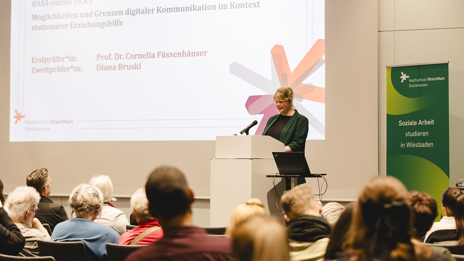 Die Dekanin des Fachbereichs Sozialwesen Prof. Dr. Kathrin Witek steht am Rednerpult