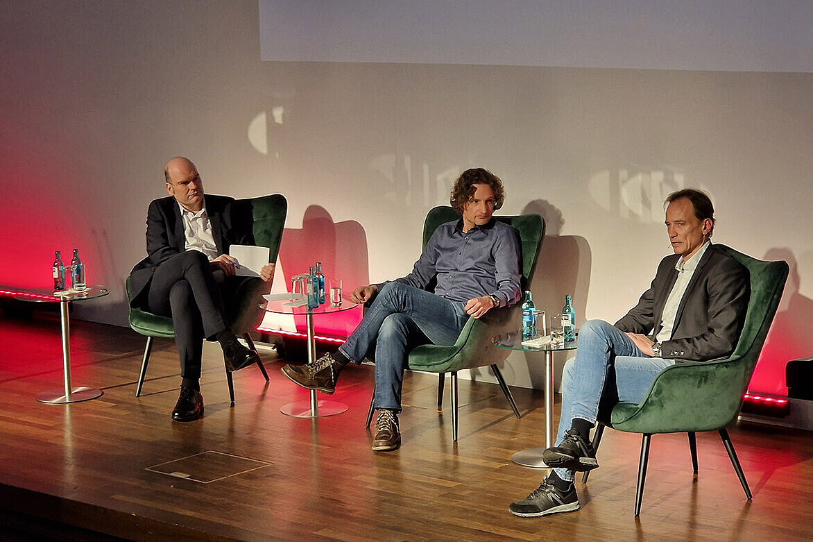 Auf der Bühne sitzen Jan-Martin Wiarda, Prof. Dr. Kai Erenli und Prof. Dr. Ulrich Schwanecke