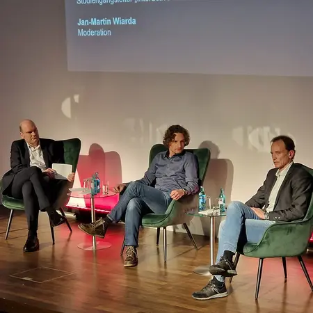 Auf der Bühne sitzen Jan-Martin Wiarda, Prof. Dr. Kai Erenli und Prof. Dr. Ulrich Schwanecke