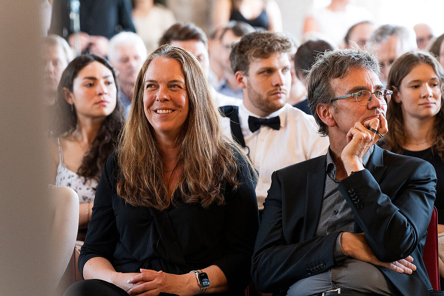 Prof. Dr. Eva-Maria Iwer und Prof. Dr. Jörg Berdux sitzen im Publikum.