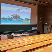 Der Hörsaal ist vorbereitet, jetzt fehlt nur noch das Publikum.