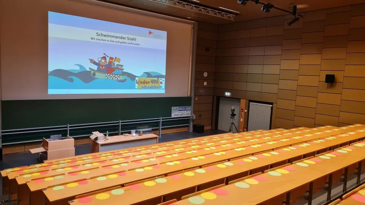 Der Hörsaal ist vorbereitet, jetzt fehlt nur noch das Publikum.