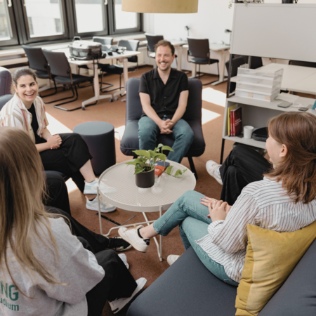 Eine Gruppe von Studierenden, die sich austauscht