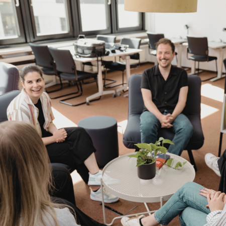 Eine Gruppe von Studierenden, die sich austauscht