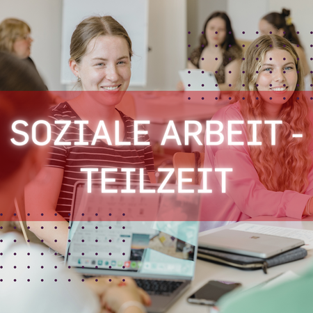 2 glückliche Studierende an einem Tisch mit ihren PCs mit der Aufschrift "Soziale Arbeit - Teilzeit"