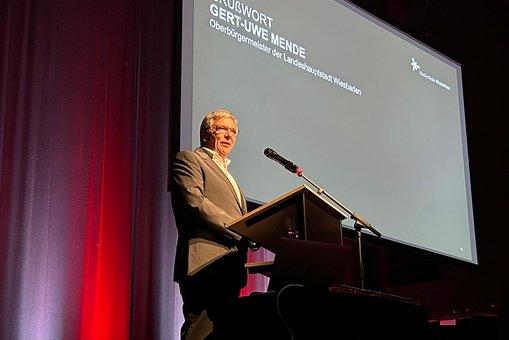 Oberbürgermeister Gert-Uwe Mende heißt die neuen Studierenden in Wiesbaden willkommen. 