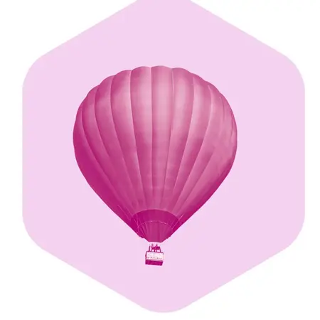 Ein großer, pinkfarbener Heißluftballon schwebt vor einem hellen, pastellfarbenen Hintergrund. Der Ballon hat eine runde Form mit vertikalen Streifen und hängt an einem kleinen Korb.