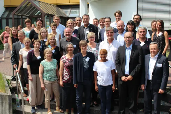 Gruppenbild von Studierenden und Lehrenden auf dem Campus Kurt-Schumacher-Ring
