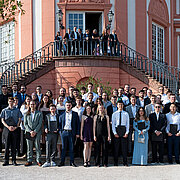 Die Absolvent:innen der Informatik-Studiengänge stehen für ein Gruppenfoto vor dem Schloss Biebrich.