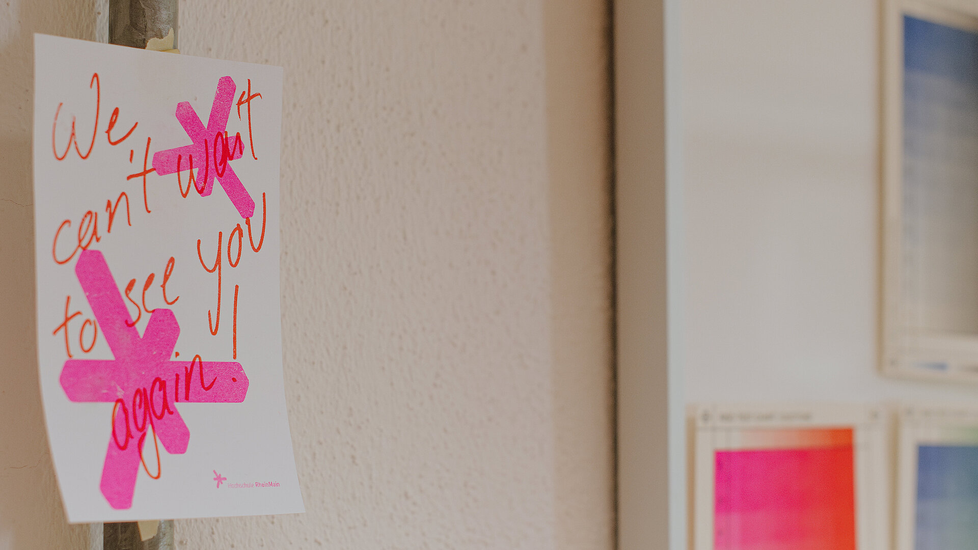 Kreatives Bild mit Hochschulflocke und handschriftlichem Text