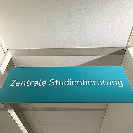 Schild: Zentrale Studienberatung