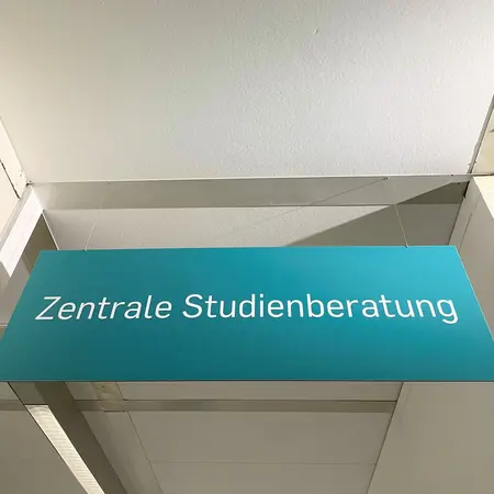 Schild: Zentrale Studienberatung