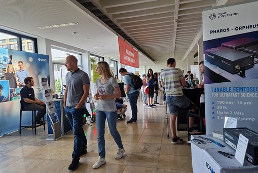 Informationsmesse in Gebäude A im Foyer auf dem Campus Rüsselsheim