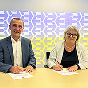 Prof. Dr. Eva Waller, Präsidentin der HSRM, und Prof. Dr. Rainer Petzina, Rektor der MSH sitzen an einem Tisch