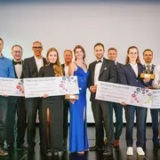 Mitglieder der Jury, Schirmherr, Sponsoren und GDA-Vorstand gratulieren den diesjährigen Gewinnern des GDA-Nachwuchsförderpreises