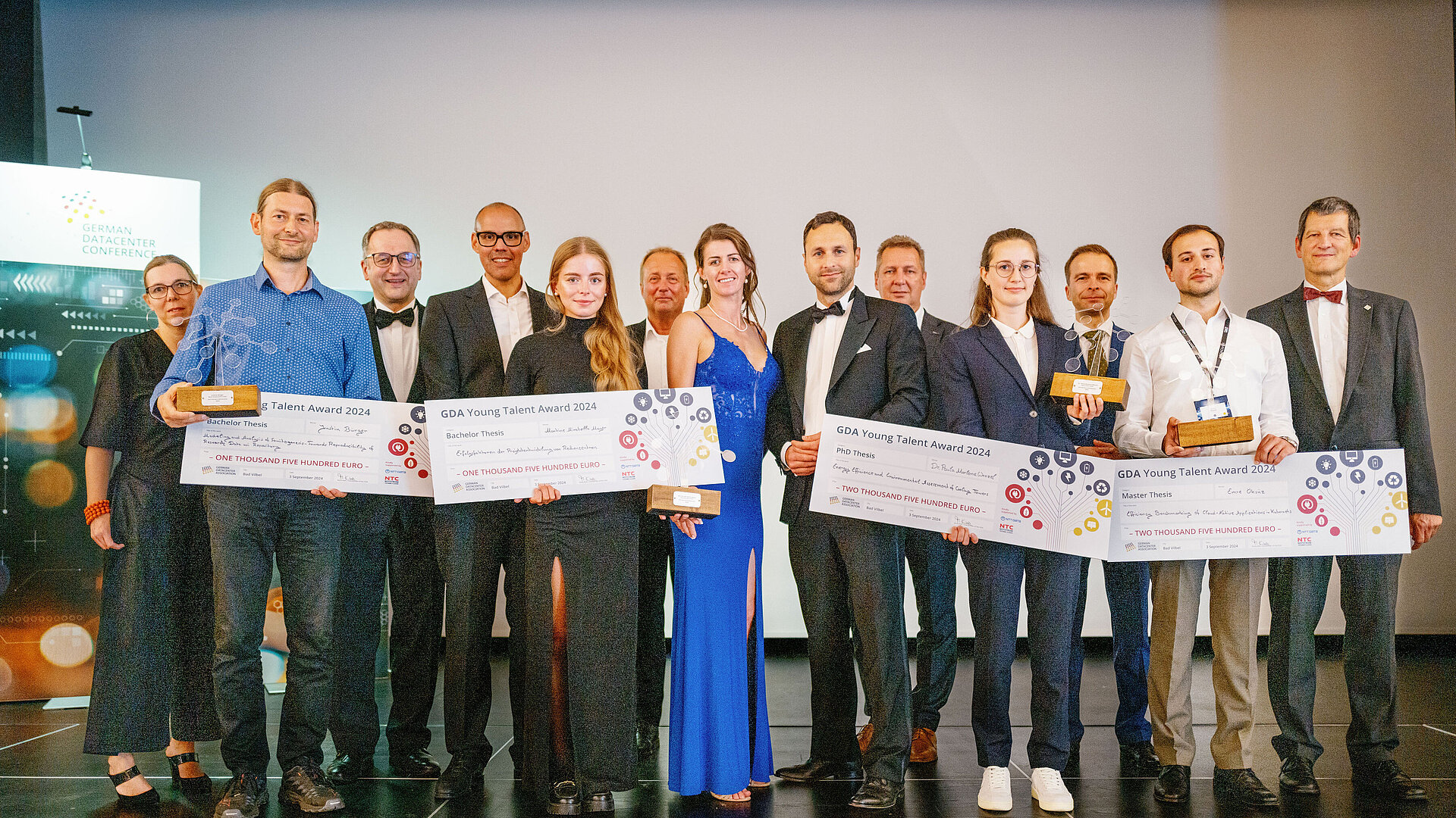 Mitglieder der Jury, Schirmherr, Sponsoren und GDA-Vorstand gratulieren den diesjährigen Gewinnern des GDA-Nachwuchsförderpreises
