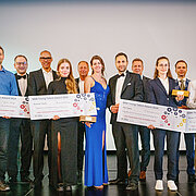 Mitglieder der Jury, Schirmherr, Sponsoren und GDA-Vorstand gratulieren den diesjährigen Gewinnern des GDA-Nachwuchsförderpreises