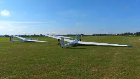 Segelflugzeuge am Startplatz