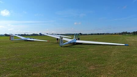 Segelflugzeuge am Startplatz